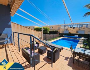 Chalet en Punta Prima. Chalet con piscina privada, en la provincia de alicante, en la l