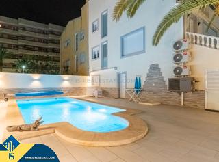 Chalet en Punta Prima. Chalet reformado con piscina privada en la provincia de alicante