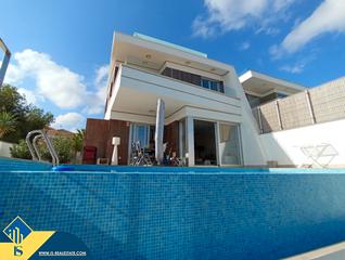 Chalet à Orihuela Ciudad. Villa con piscina privada en orihuela costa, provincia de alican