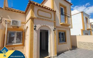 Casa en Zona Carrefour - Urbanizaciones. Casa con piscina compartida en torrevieja, provincia de alicante