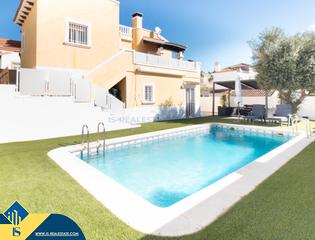 Xalet a San Miguel de Salinas. Chalet con piscina privada en san miguel de salinas, provincia d
