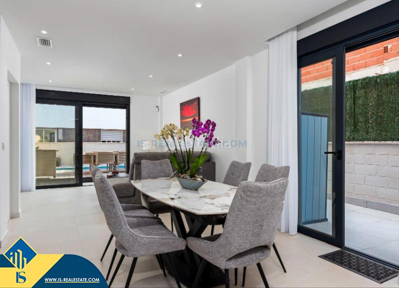 Foto e8239bf1-5a06-4dd6-a52e-7c32bda86596. Chalet avec parking piscine dans Los Secanos Guardamar del Segura