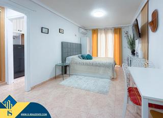 Studio à Antonio Machado. Estudio reformado con terraza en torrevieja, provincia de alican