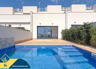 Xalet a Aguas Nuevas. Chalet con piscina privada, en la provincia de alicante, en la l