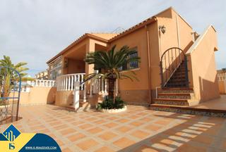 Casa adossada a Los Balcones y los Altos. Casa con terraza en orihuela costa, provincia de alicante. 2 hab