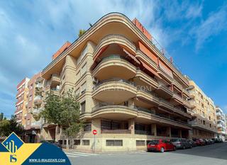 Apartament a Las Piscinas Naturales. Apartamento con terraza en la provincia de alicante, en torrevie