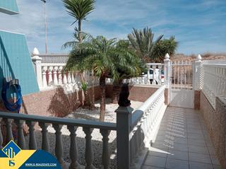 Chalet à Los Balcones-Los Altos. Casa con terraza en la provincia de alicante, en la localidad de