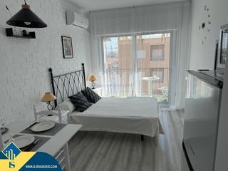 Studio à Las Piscinas Naturales. Estudio reformado con terraza en torrevieja, provincia de alican