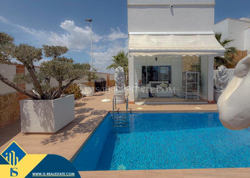 Foto c592b2ae-77dd-4c44-bc26-1a520f8157c1. Xalet amb aparcament piscina a Parque Acuático - Sector 25 Torrevieja