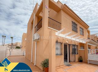 Chalet in Zona los Frutales. Chalet reformado con piscina comunitaria, en la provincia de ali
