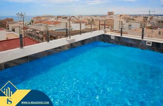 Piso en Las Piscinas Naturales. Apartamento reformado con piscina comunitaria, en la provincia d
