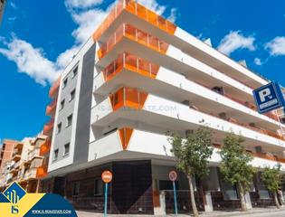 Flat in Las Piscinas Naturales. Apartamento parcialmente reformado con piscina compartida en pla