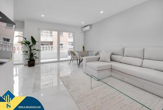 Piso en Las Piscinas Naturales. Apartamento reformado con terraza en torrevieja, provincia de al