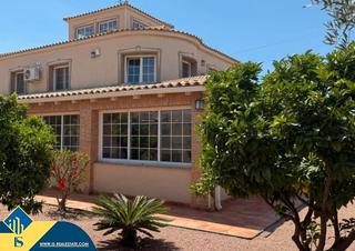 Xalet a Zona Carrefour - Urbanizaciones. Villa con piscina privada, en la provincia de alicante, en la ci