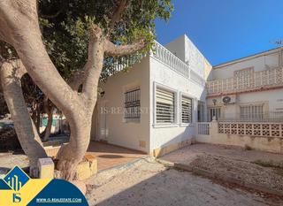 Chalet in Zona Carrefour - Urbanizaciones. Casa reformada con terraza, en la provincia de alicante, en la l