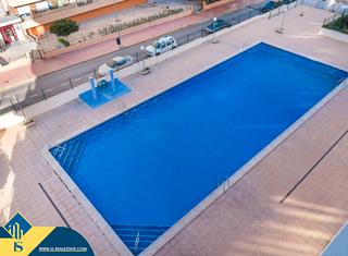 Etagenwohnung in Punta Prima. Apartamento con piscina comunitaria, en la provincia de alicante