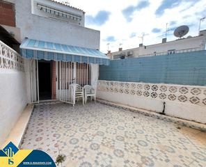 Duplex à Nueva Torrevieja. Apartamento dúplex con piscina compartida para reformar en playa