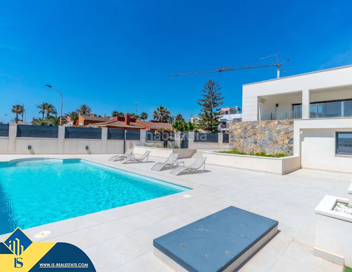 Foto 0220bc7d-92d2-4590-b602-ec3b25453a59. Chalet mit parking pool in La Veleta Torrevieja