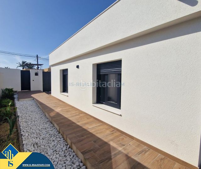 Foto 114779d6-8259-43c6-b2c5-c775e7ec4da9. Casa aparellada amb aparcament piscina a Los Balcones y los Altos Orihuela