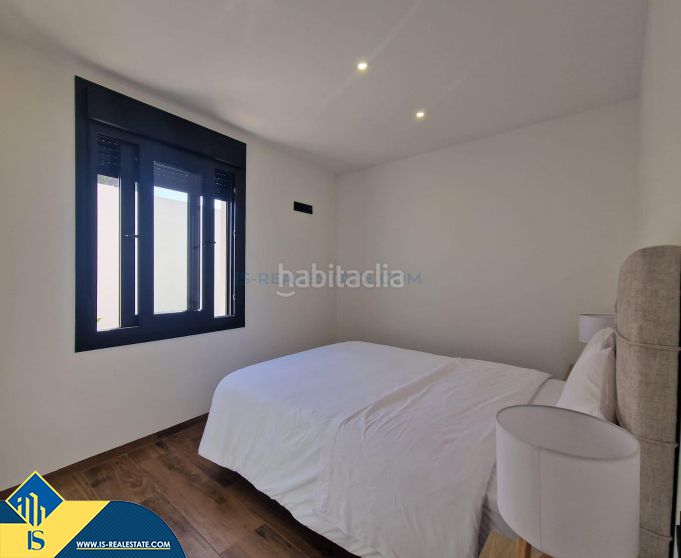 Foto 6770356a-b6a3-4f34-bd79-7210129d2043. Casa aparellada amb aparcament piscina a Los Balcones y los Altos Orihuela