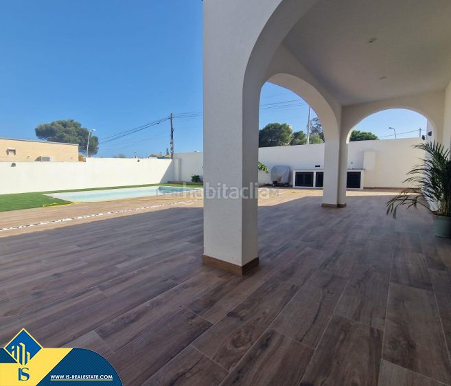 Foto 90e03786-6416-4293-9421-baa05e07af4a. Casa aparellada amb aparcament piscina a Los Balcones y los Altos Orihuela