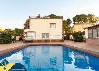 Chalet en Los Balcones y los Altos. Villa con piscina privada, en la provincia de alicante, en la ci
