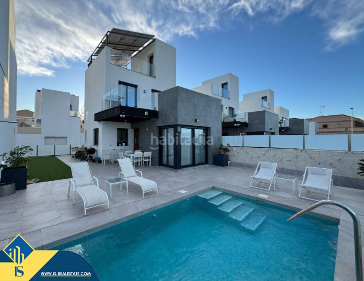Foto 9ce5fcfb-2baa-4c7e-94e9-9da837211fad. Chalet mit parking pool in Los Balcones-Los Altos Torrevieja