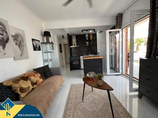 Appartement in Zona los Frutales. Apartamento renovado con piscina comunitaria, en la provincia de