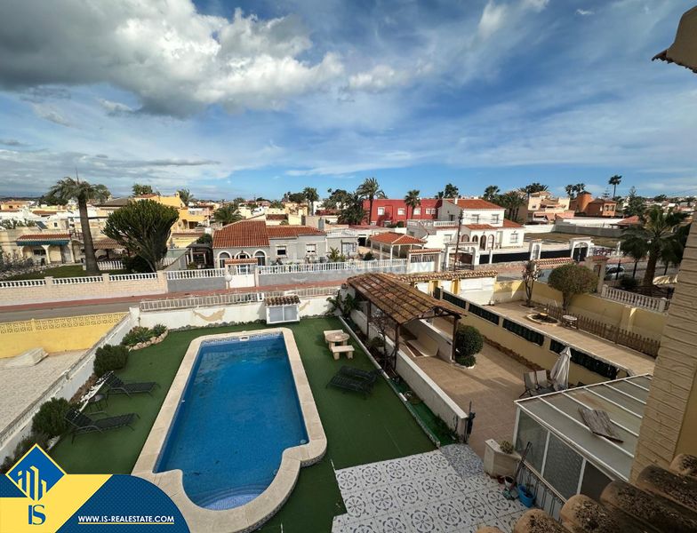 Foto 026fc0b6-9e17-40f7-b394-929d49fd0d06. Chalet mit parking pool in Zona Carrefour - Urbanizaciones Torrevieja