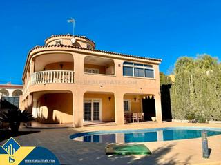 Chalet à Los Balcones-Los Altos. Villa con piscina privada, en la provincia de alicante, en la ci