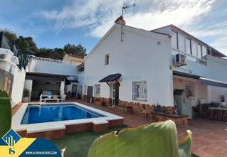 Chalet à Los Balcones-Los Altos. Villa renovada con piscina privada, en la provincia de alicante,