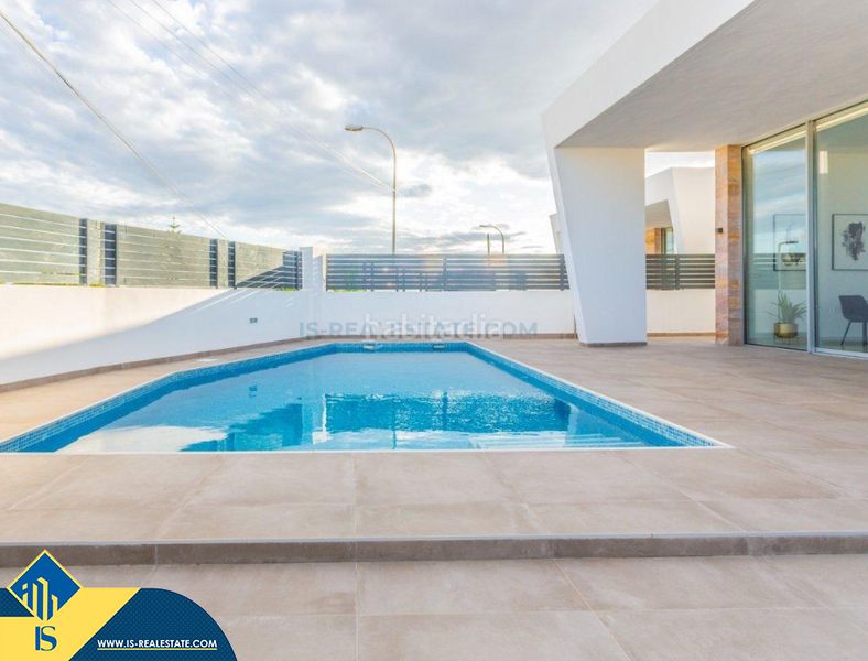 Foto 151b5553-4151-4114-89a2-7b0acbe22626. Chalet mit parking pool in Playa de los Náufragos Torrevieja