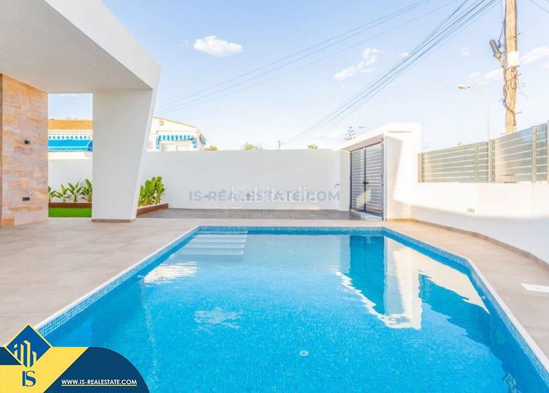 Foto 3d79841a-708f-49c9-8779-f9a0a8d876a1. Chalet mit parking pool in Playa de los Náufragos Torrevieja