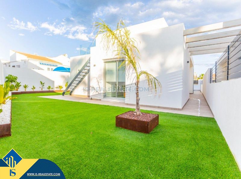 Foto 47b3f41f-37ba-4ce8-a068-91e41e2cd8e7. Chalet mit parking pool in Playa de los Náufragos Torrevieja