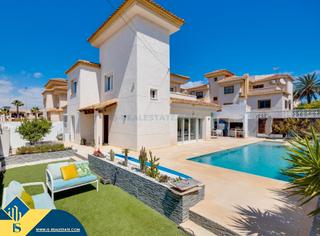 Chalet in Aguas Nuevas. Casa renovada con piscina privada, en la provincia de alicante,