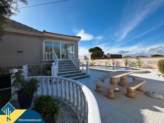Xalet a Los Balcones-Los Altos. Villa con piscina privada, en la provincia de alicante, en la ci