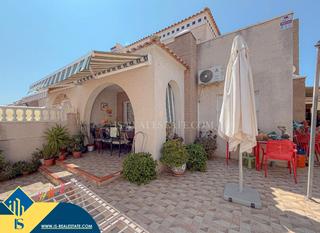 Maison jumelée à Aguas Nuevas. Casa con piscina comunitaria, en la provincia de alicante, en la