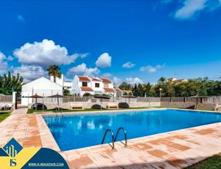 Maison jumelée à Nueva Torrevieja. Casa con piscina comunitaria, en la provincia de alicante, en la