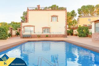Chalet à Playa de los Náufragos. Villa con piscina privada, en la provincia de alicante, en la ci