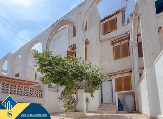 Maison jumelée à Nueva Torrevieja. Casa con piscina comunitaria, en la provincia de alicante, en la