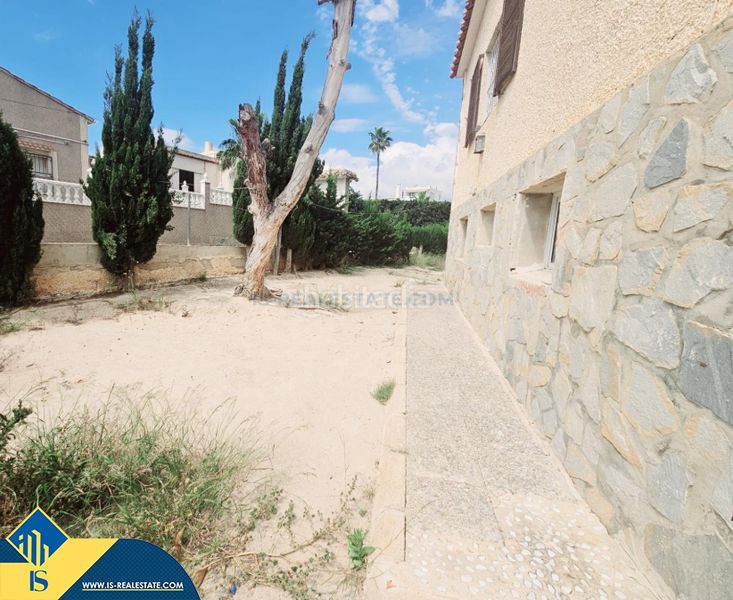Foto 30d0bff0-78d5-41c8-bede-6d6472fd66c5. Chalet mit parking in Playa de los Náufragos Torrevieja
