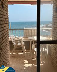 Appartement à Zona Playa de los Locos. Apartamento parcialmente renovado con terraza, en la provincia d