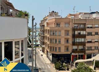 Piso en Las Piscinas Naturales. Apartamento renovado con terraza, en la provincia de alicante, e