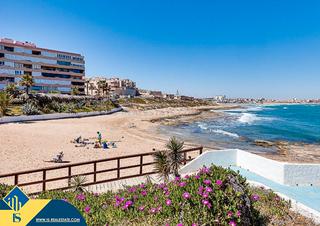 Xalet a Los Europeos. Casa con terraza, en la provincia de alicante, en la ciudad de t