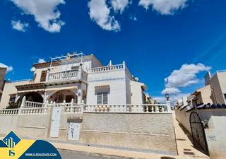 Maison à Los Balcones-Los Altos. Casa dúplex con piscina comunitaria, en la provincia de alicante