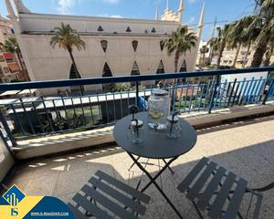 Piso en Las Piscinas Naturales. Apartamento parcialmente renovado con terraza, en la provincia d