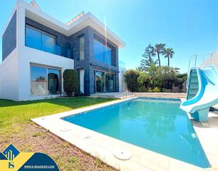 Chalet à Nueva Torrevieja. Villa con piscina privada, en la provincia de alicante, en la ci