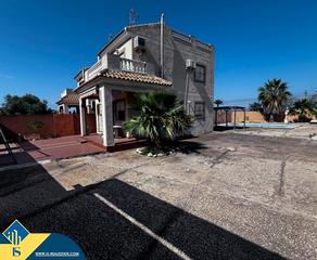 Chalet in Zona Carrefour - Urbanizaciones. Villa con piscina privada, en la provincia de alicante, en la ci