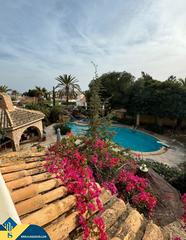 Chalet à La Zenia. Villa con piscina privada, en la provincia de alicante, en la ci