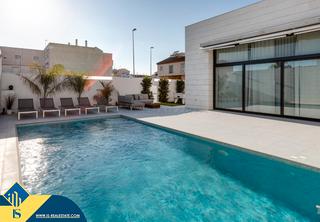 Chalet à Pilar de la Horadada Ciudad. Casas en construcción con piscina privada, en la provincia de al